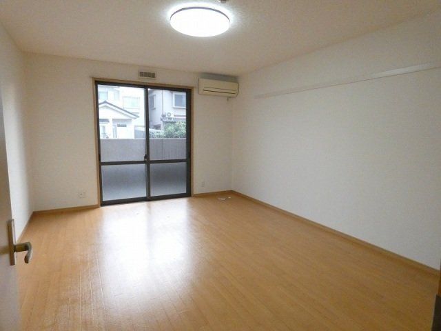 居室・リビング　洋室10帖の明るいお部屋です。