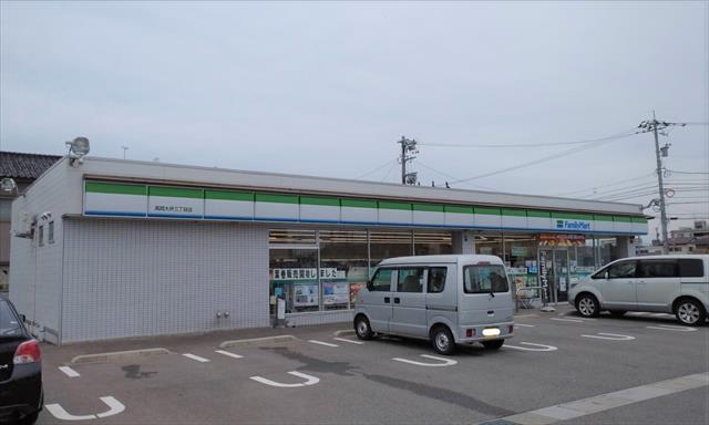 コンビニ　ファミリーマート高岡大坪三丁目店（コンビニ）まで556m