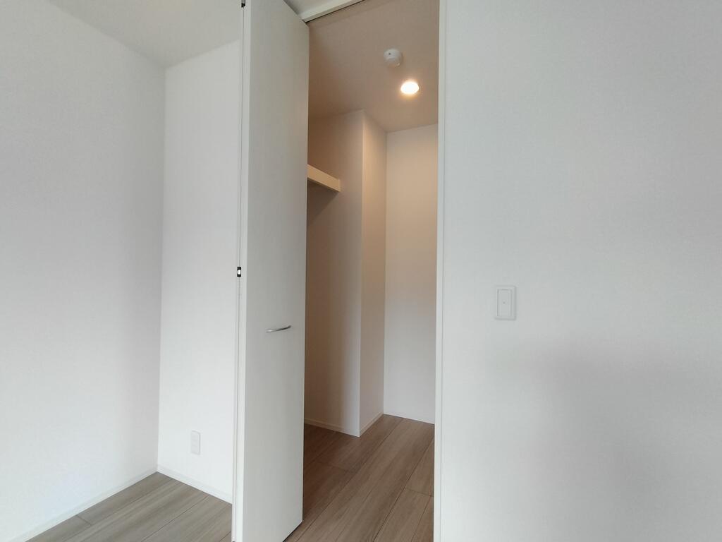 収納　※同建物の別のお部屋の写真です。