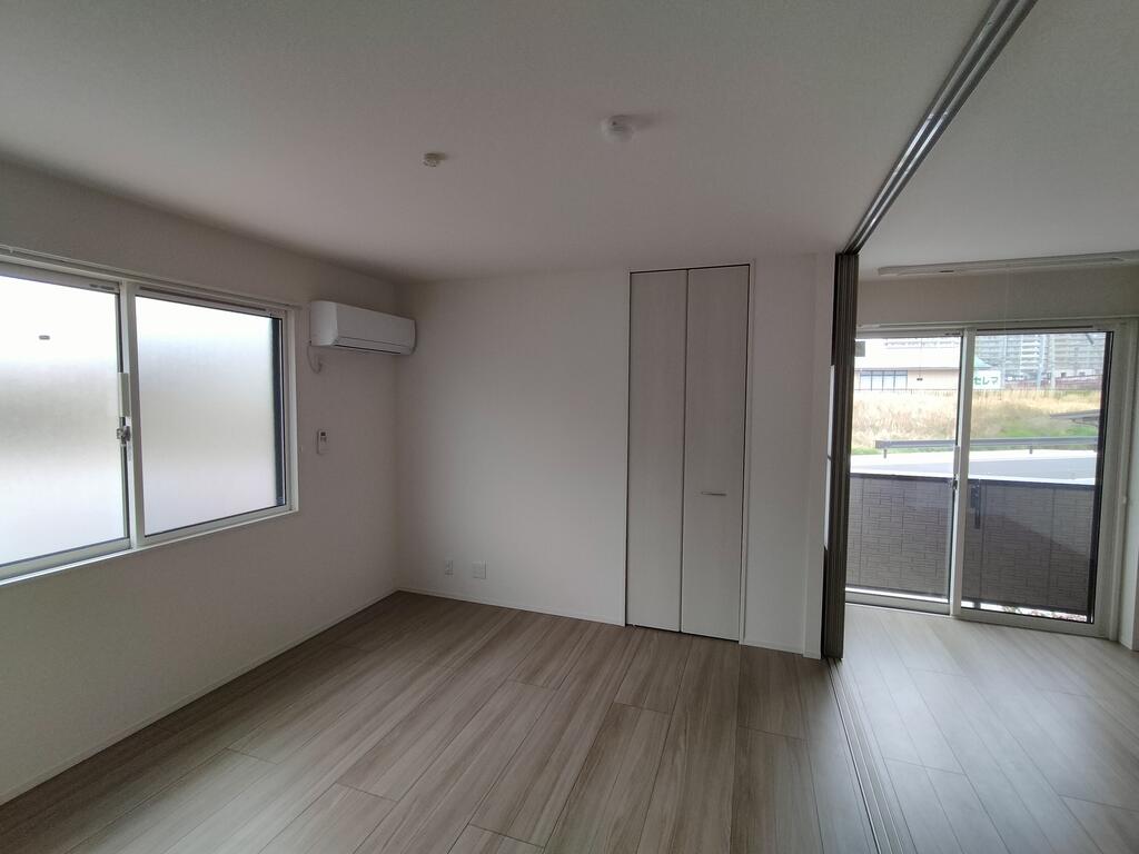 居室・リビング　※同建物の別のお部屋の写真です。