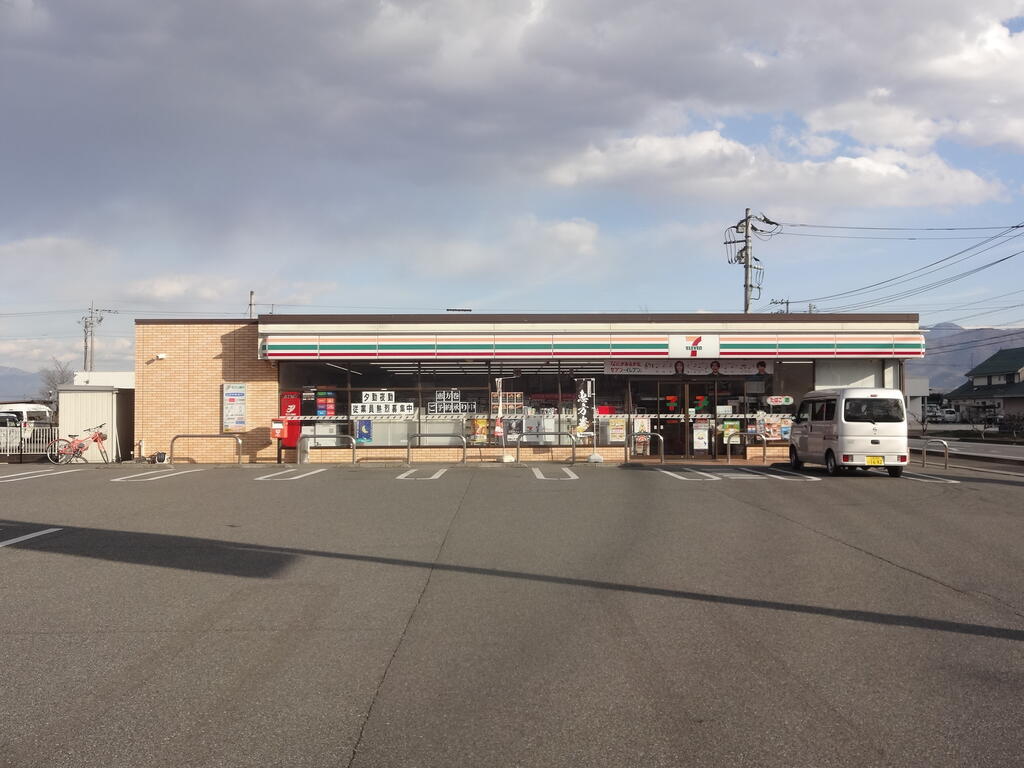 コンビニ　セブン-イレブン 南アルプス西南湖店（コンビニ）まで900m