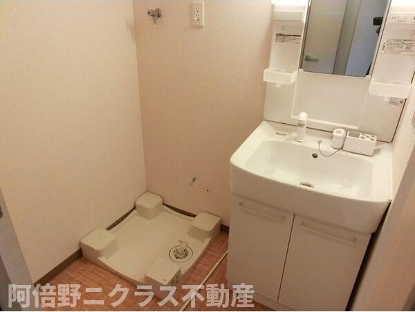 洗面設備　内装は同建物の参考写真です。
