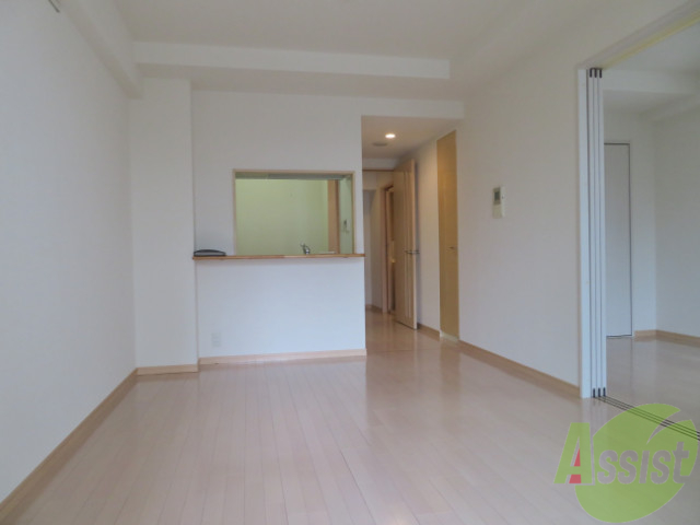 居室・リビング　１１帖のＬＤＫ。落ち着いた雰囲気のお部屋でくつろげます。