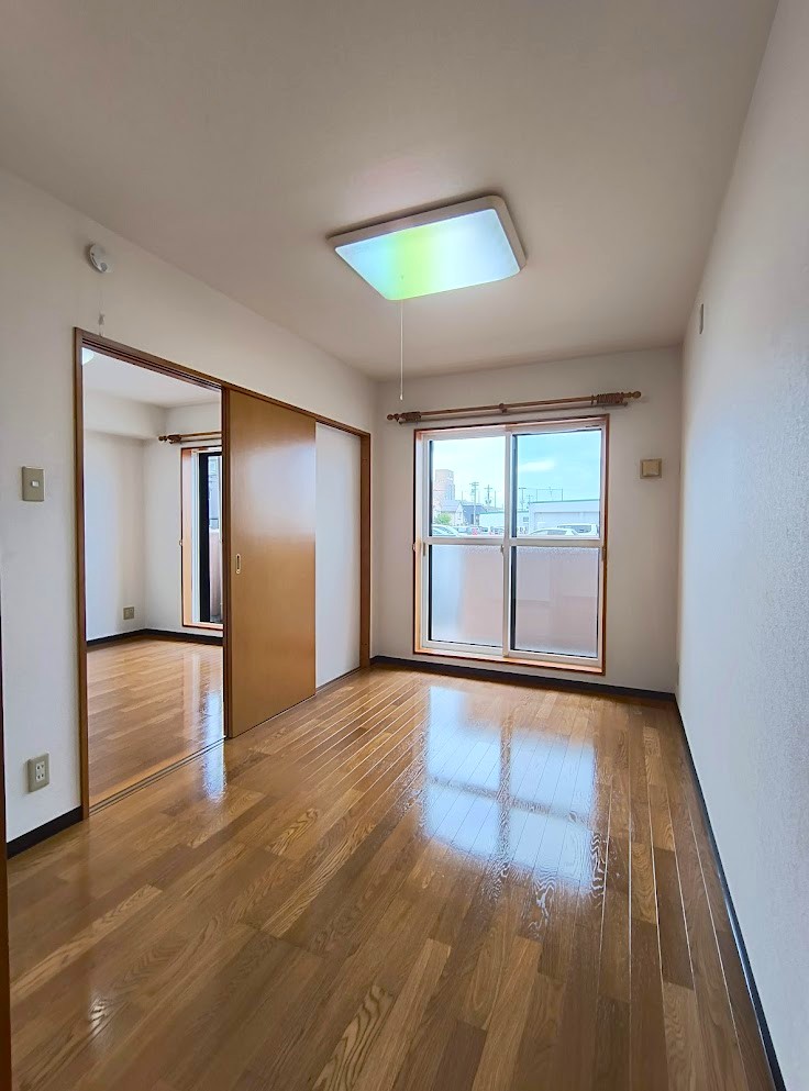 その他部屋・スペース　リビング横の5.8帖の洋室にもバルコニーがあります♪