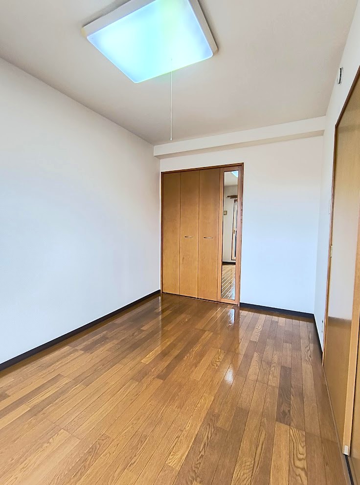 その他部屋・スペース　クローゼットは鏡付きで出かける前のチェックもできます☆