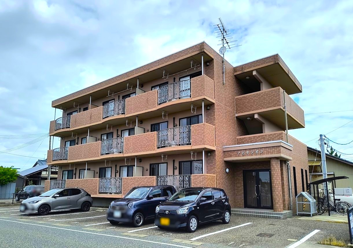 建物外観　駐車場1台込み。敷地内にゴミステーション＆駐輪場あり☆