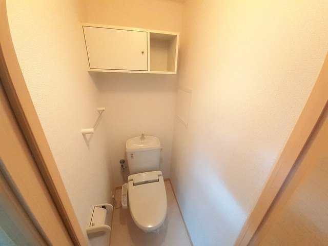 トイレ　落ち着いた色調のトイレです