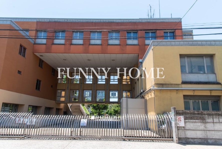 小学校　世田谷区立中町小学校（小学校）まで363m