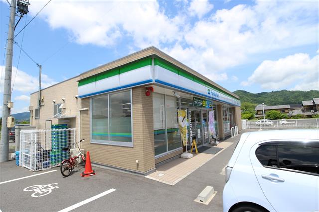 コンビニ　ファミリーマート（コンビニ）まで498m