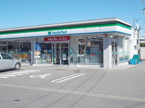 コンビニ　ファミリーマート三好上前店（コンビニ）まで701m