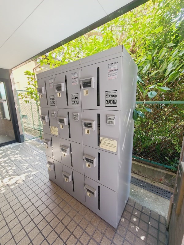 建物外観　便利な宅配ボックス完備。