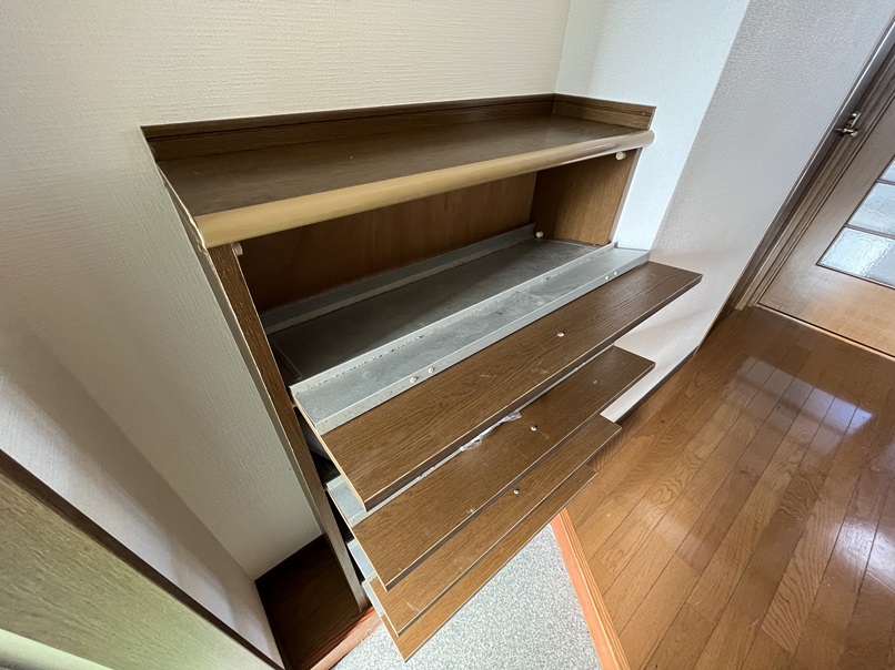 玄関　下駄箱内
