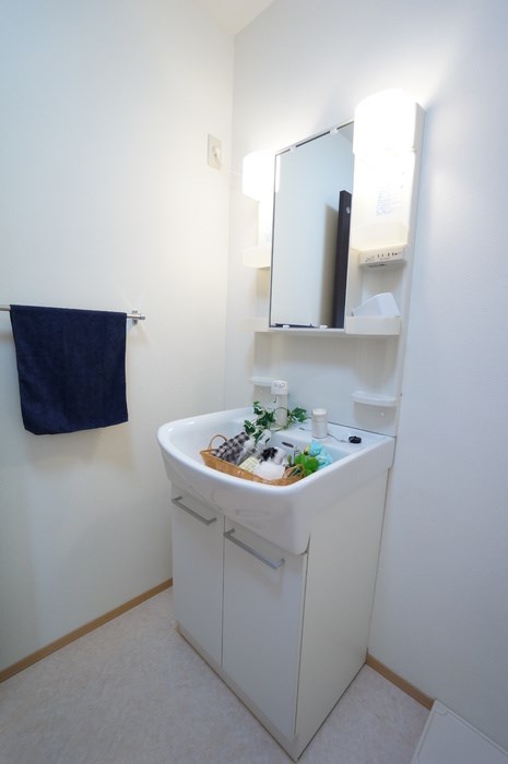 洗面設備　洗面所には小窓があり換気がしやすいです
