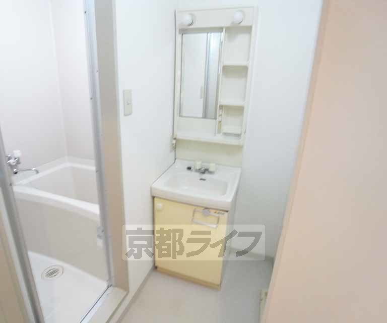 洗面設備　爽やかな洗面所です