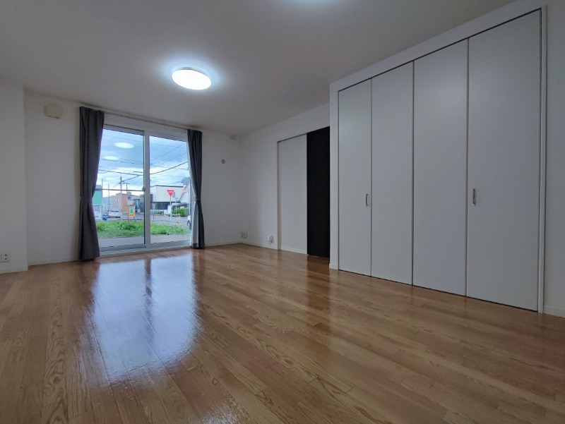 居室・リビング　広くてキレイなお部屋が広がっていて、充実した生活が送れそう。