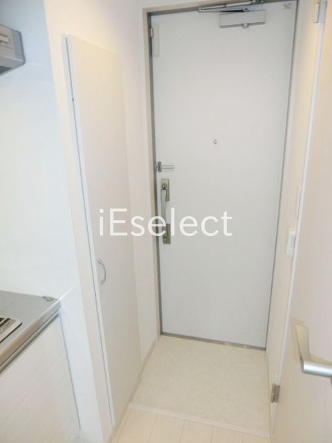 玄関　玄関にはトールタイプのシューズボックス。
