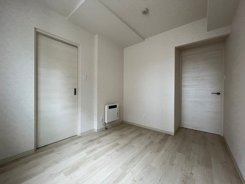 その他部屋・スペース　洋室は白いクロスにブラウンの建具が映えますね～