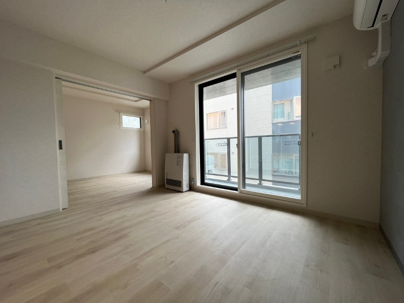 居室・リビング　木目のフローリングは落ち着きのある印象のお部屋になりますね。
