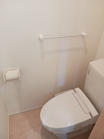 トイレ　落ち着いた色調のトイレです