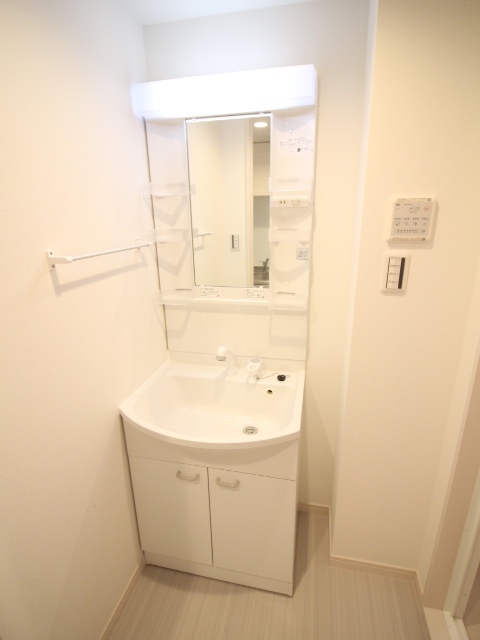 洗面設備　独立洗面化粧台完備。浴室乾燥機付きで雨の日の洗濯も快適