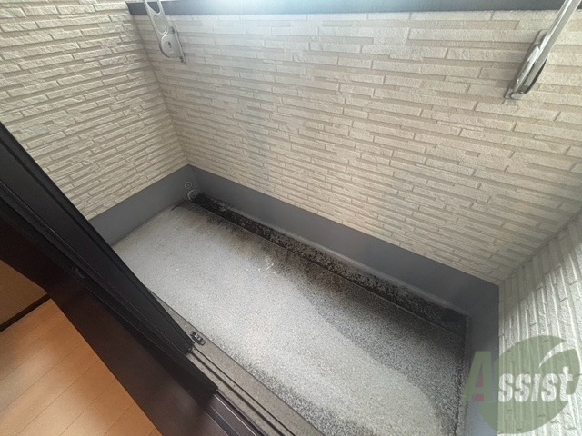バルコニー　バルコニーは洗濯物がはかどりそうな広さがありますよ。