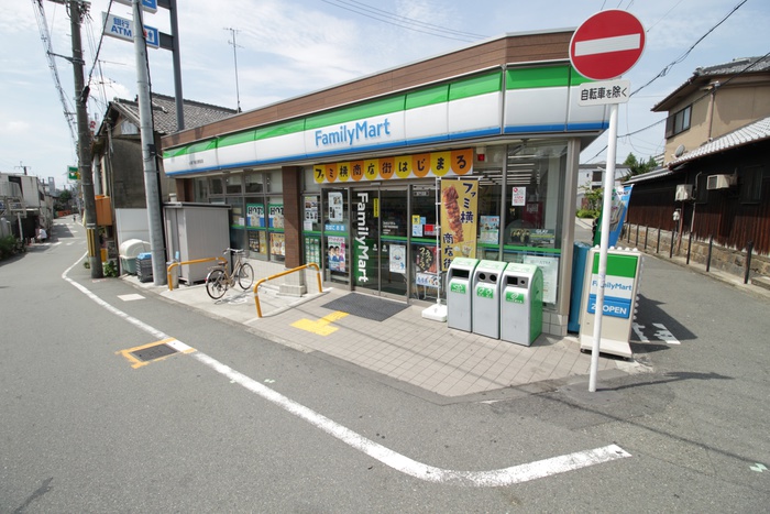 コンビニ　ファミリーマート（コンビニ）まで400m