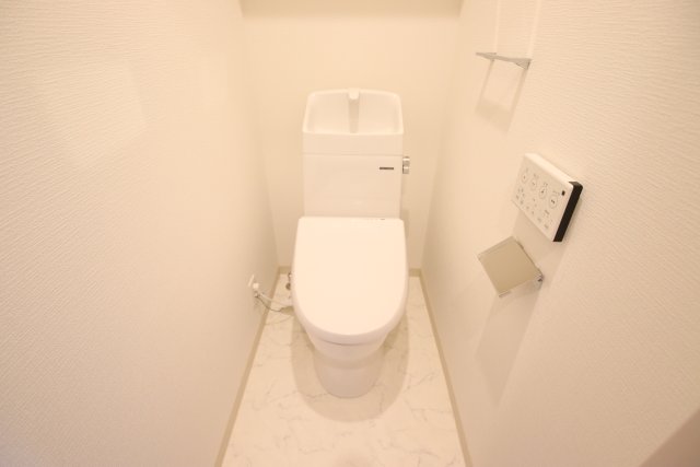 トイレ　※同建物内別室の参考写真です、内装が異なる場合がございます
