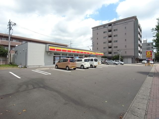コンビニ　デイリーヤマザキ（コンビニ）まで400m