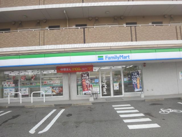 コンビニ　ファミリーマート鏡池通店（コンビニ）まで242m