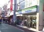 コンビニ　ファミリーマート 世田谷日大通り店（コンビニ）まで274m