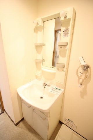 洗面設備　忙しい朝に便利な独立洗面台ございます。※前回募集時の写真です
