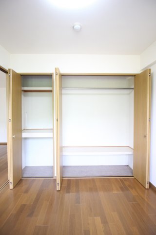 収納　コート類がかけられて棚があるので整理がしやすいです。※前回募