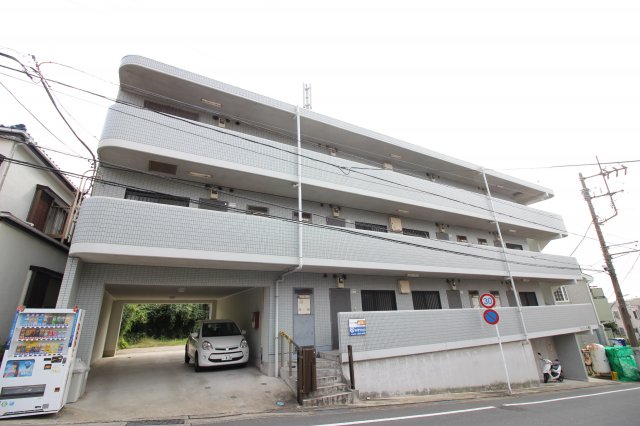 建物外観　3階建てのマンションです。※前回募集時の写真です。