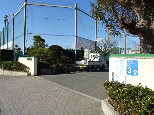 中学校　新津中学校（中学校）まで818m