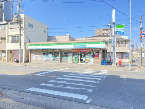 コンビニ　ファミリーマート 旭三郷駅前店（コンビニ）まで382m