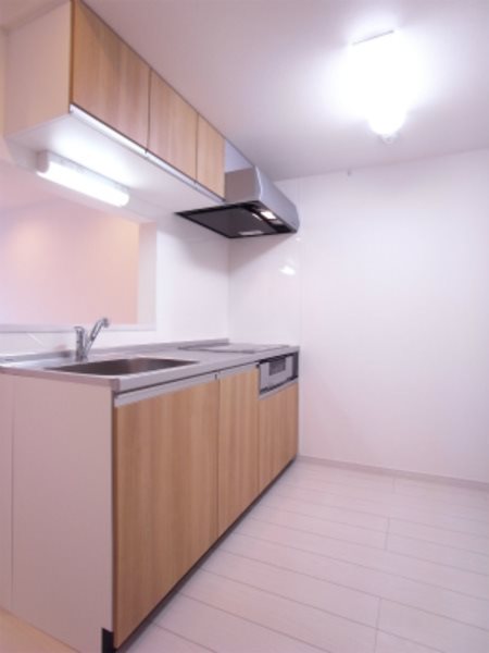 キッチン　グリル付き3口IHクッキングヒーターのシステムキッチンです。