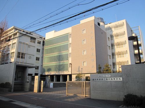 中学校　滝川中学校（中学校）まで669m