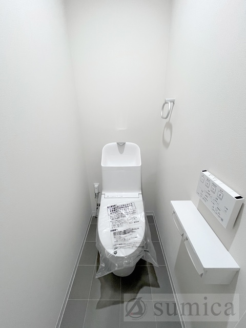 トイレ　人気アイテムの温水洗浄便座。清潔感のあるトイレです。