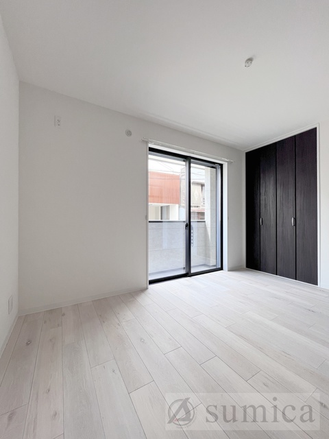 バルコニー　内装は白を基調として建具とキッチンがグッと映えてます＾＾