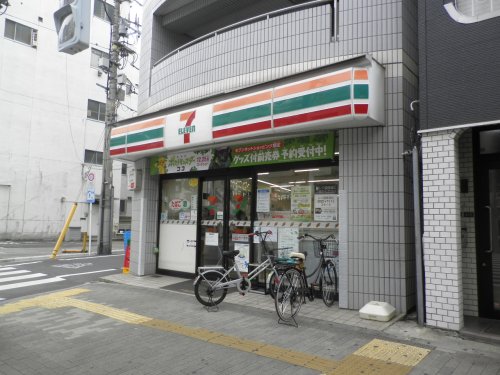 コンビニ　セブンイレブン 台東入谷1丁目店（コンビニ）まで220m