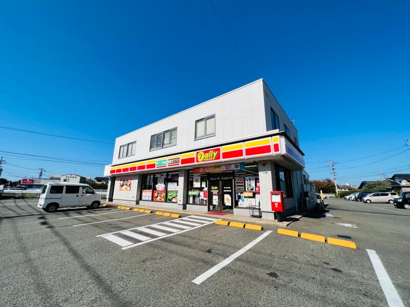 コンビニ　デイリーヤマザキ古賀駅東1丁目店（コンビニ）まで555m