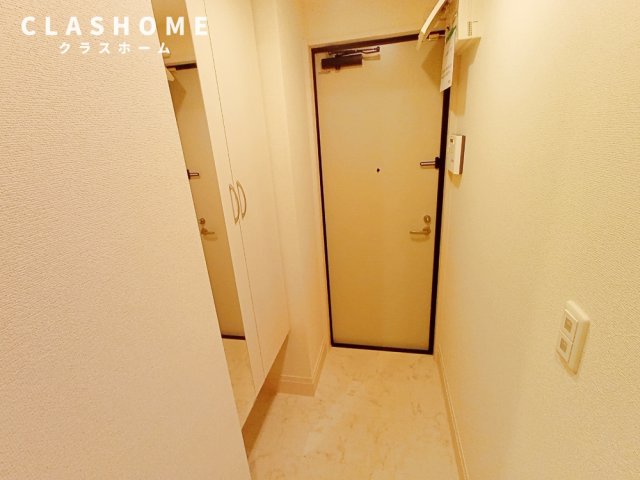 玄関　同物件の別部屋になります。