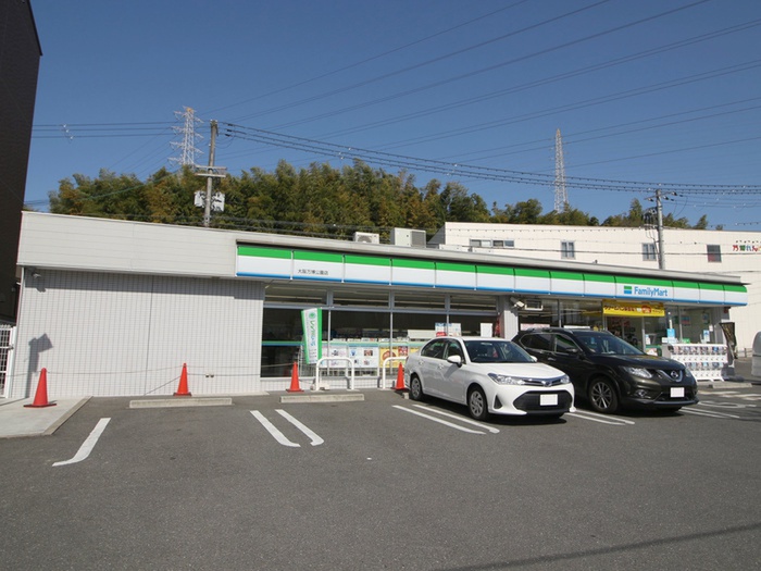 コンビニ　ファミリーマート大阪万博公園店（コンビニ）まで747m