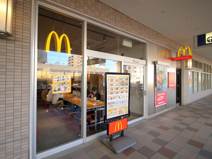 飲食店　マクドナルドDew阪急山田店（飲食店）まで755m