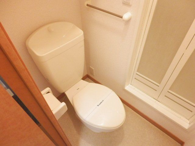 トイレ　トイレの奥にお風呂があるタイプのお部屋です！