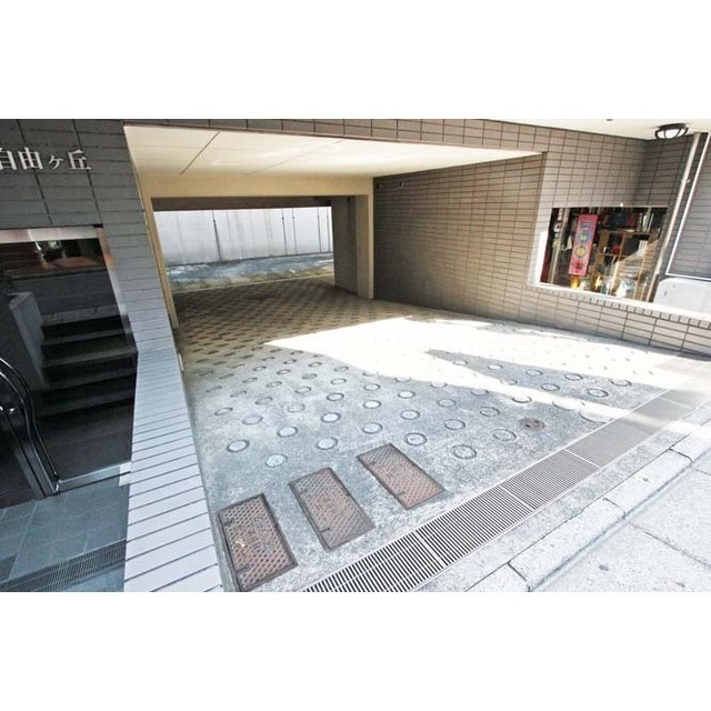 エントランス　右側半地下店舗、奥は駐車場