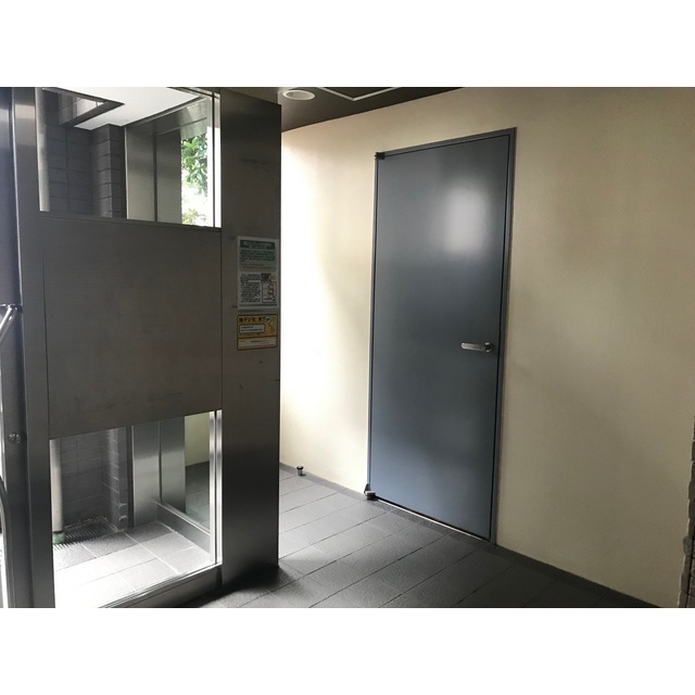 ロビー　１Ｆオートロック内　扉内にトランクルームあり