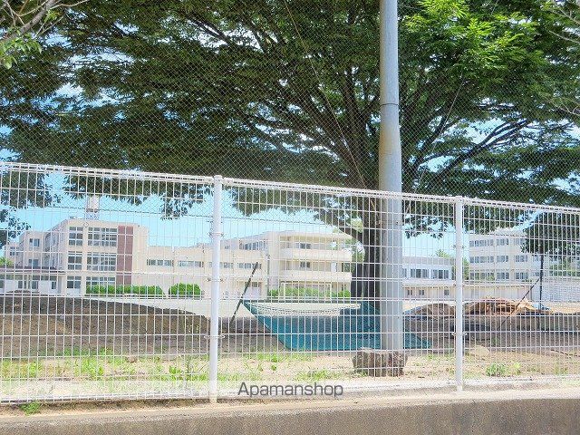 中学校　湖西市立鷲津中学校（中学校）まで653m