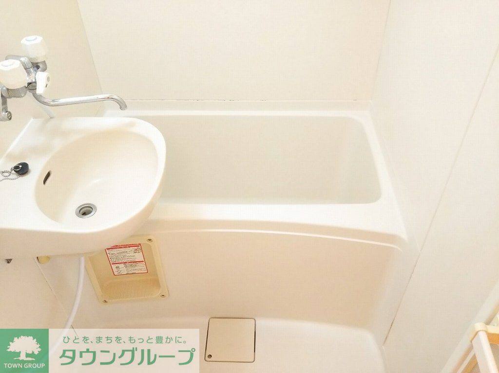 バス・シャワールーム　バス・トイレ別です。仕様が異なる場合があります。