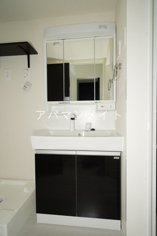 洗面設備　明るい洗面所です